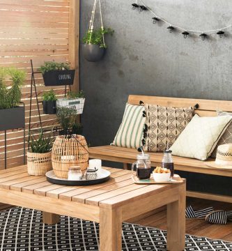 Terraza con bancos