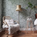 Puerta con papel pintado